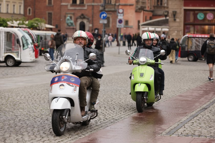 Zlot skuterów Vespa na placu Solnym we Wrocławiu