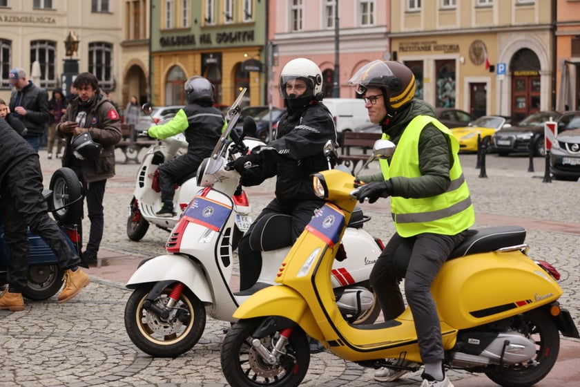 Zlot skuterów Vespa na placu Solnym we Wrocławiu
