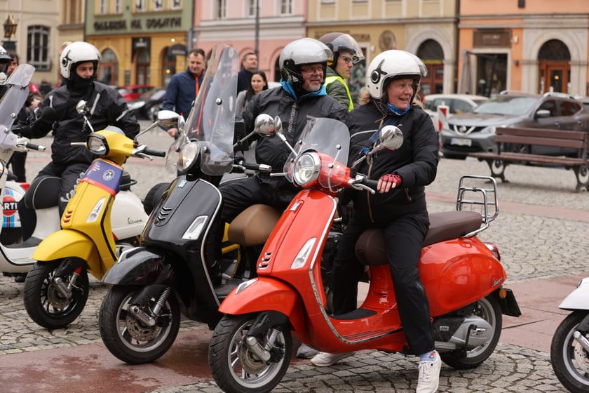 Zlot skuterów Vespa na placu Solnym we Wrocławiu