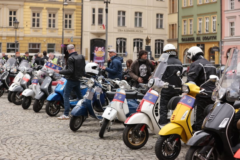 Zlot skuterów Vespa na placu Solnym we Wrocławiu