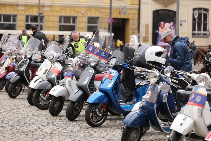Zlot skuterów Vespa na placu Solnym we Wrocławiu