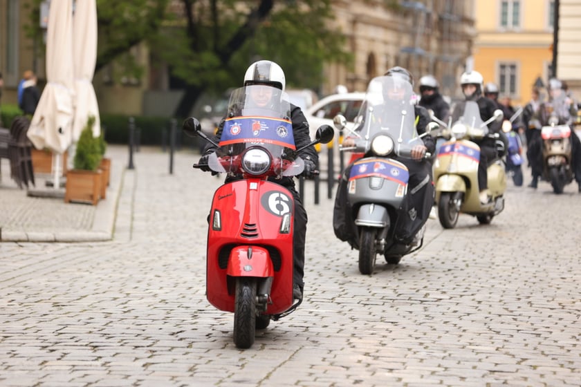 Zlot skuterów Vespa na placu Solnym we Wrocławiu