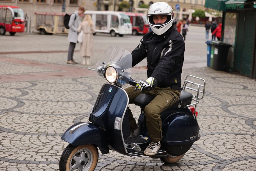 Zlot skuterów Vespa na placu Solnym we Wrocławiu