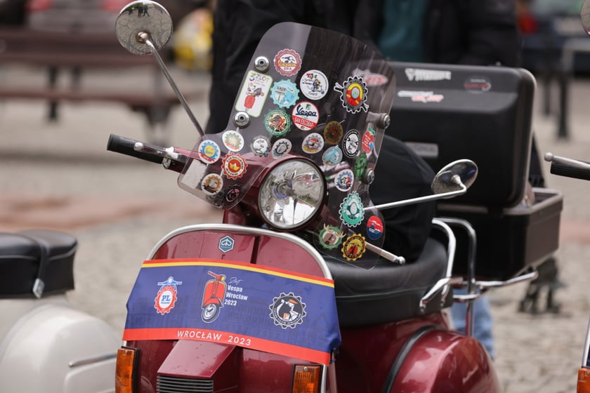 Zlot skuterów Vespa na placu Solnym we Wrocławiu