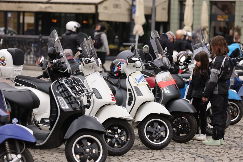 Zlot skuterów Vespa na placu Solnym we Wrocławiu