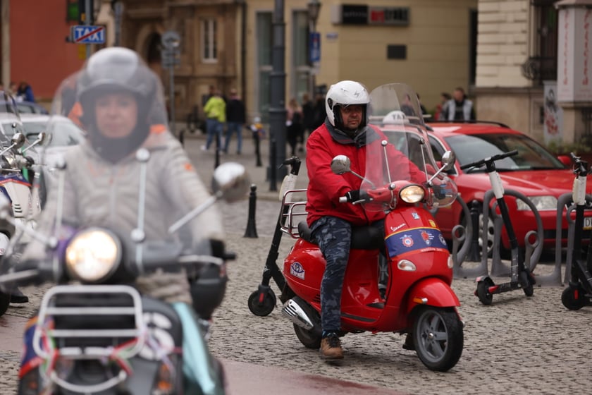 Zlot skuterów Vespa na placu Solnym we Wrocławiu