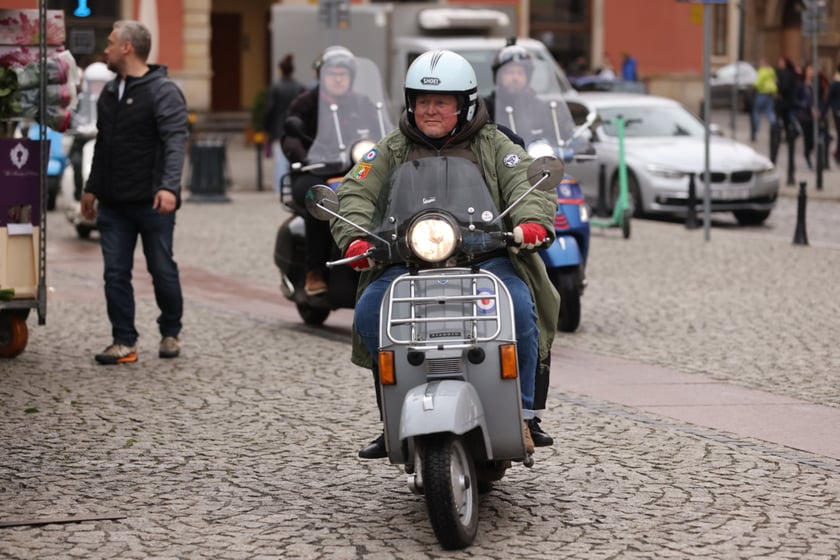 Zlot skuterów Vespa na placu Solnym we Wrocławiu