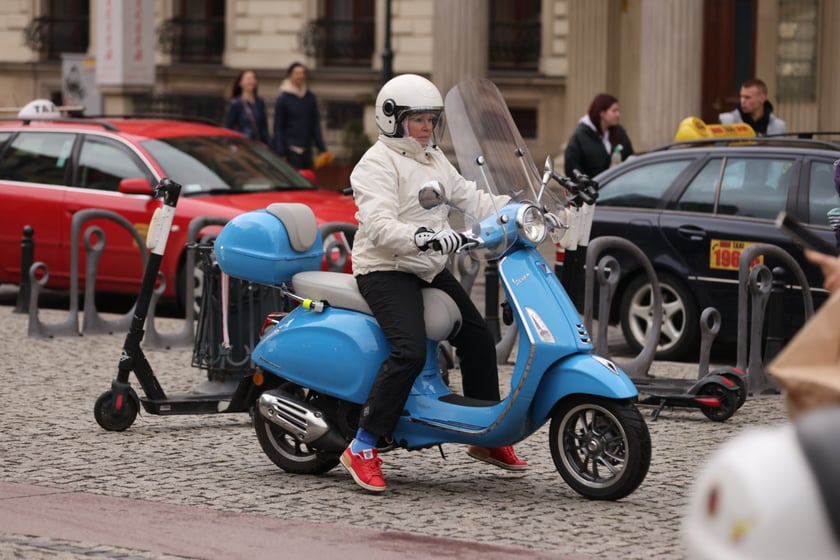 Zlot skuterów Vespa na placu Solnym we Wrocławiu