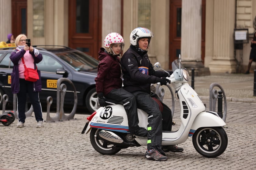 Zlot skuterów Vespa na placu Solnym we Wrocławiu