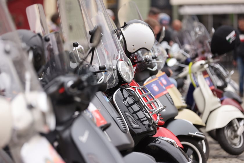 Zlot skuterów Vespa na placu Solnym we Wrocławiu
