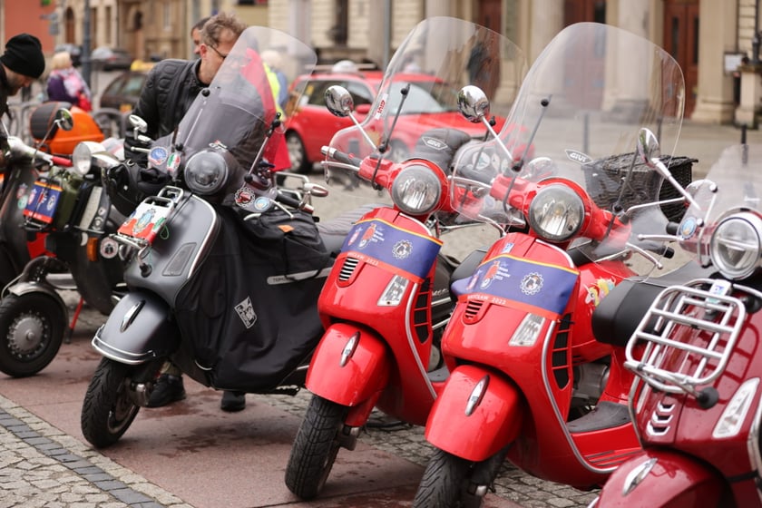Zlot skuterów Vespa na placu Solnym we Wrocławiu