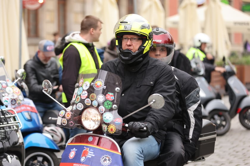 Zlot skuterów Vespa na placu Solnym we Wrocławiu