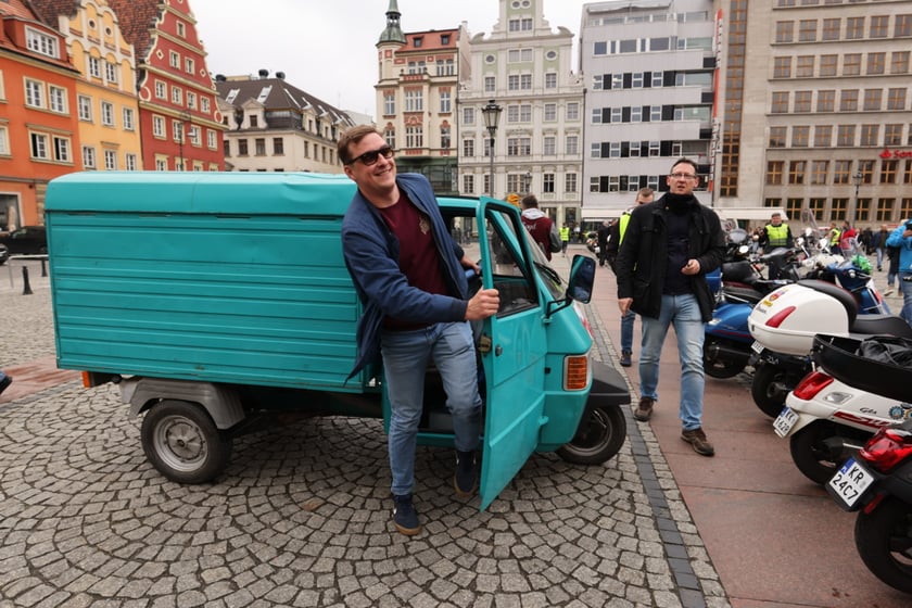 Zlot skuterów Vespa na placu Solnym we Wrocławiu