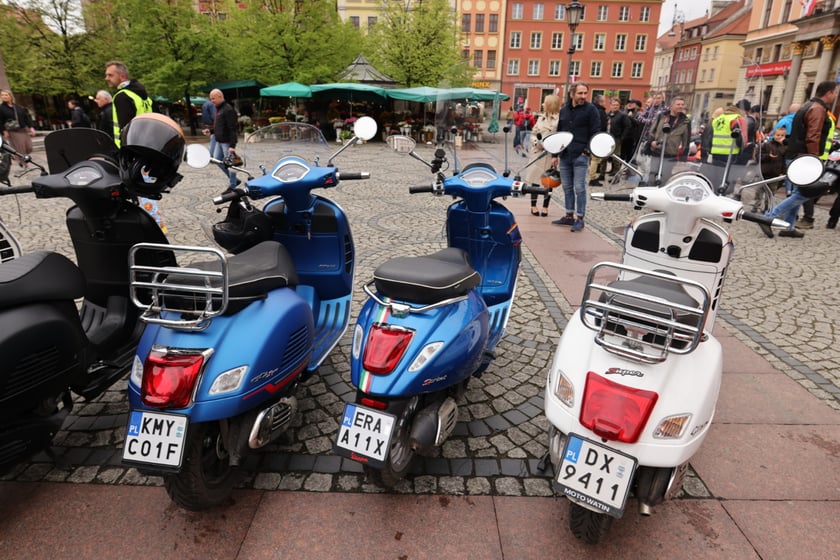 Zlot skuterów Vespa na placu Solnym we Wrocławiu