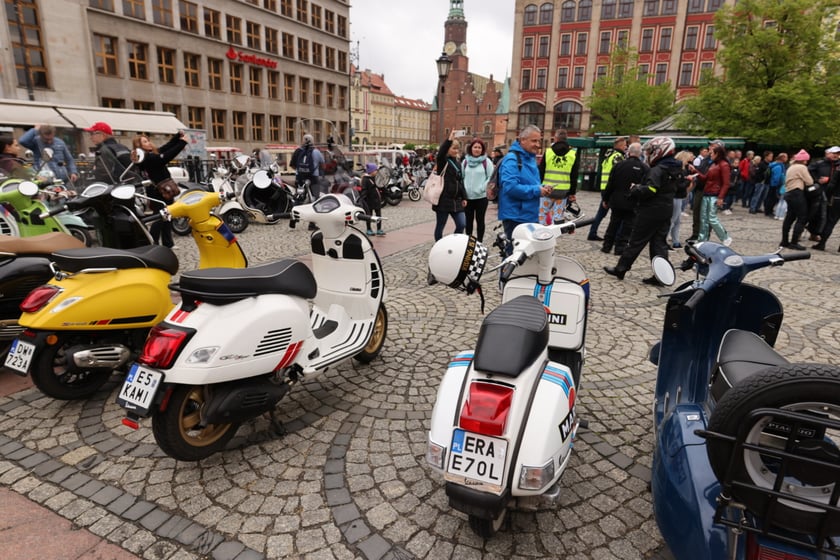 Zlot skuterów Vespa na placu Solnym we Wrocławiu