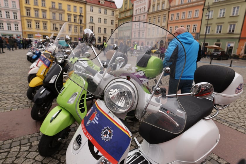 Zlot skuterów Vespa na placu Solnym we Wrocławiu