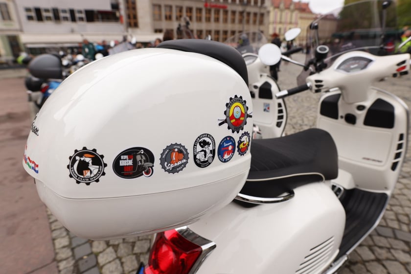 Zlot skuterów Vespa na placu Solnym we Wrocławiu