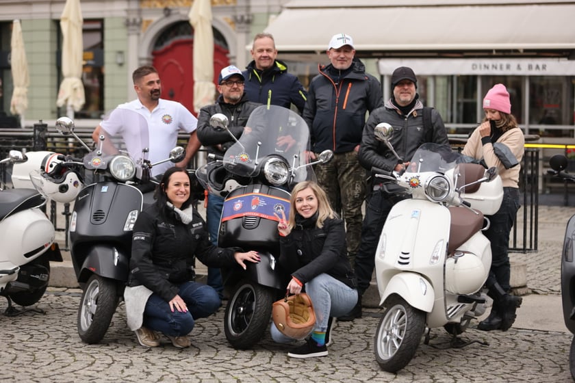 Zlot skuterów Vespa na placu Solnym we Wrocławiu