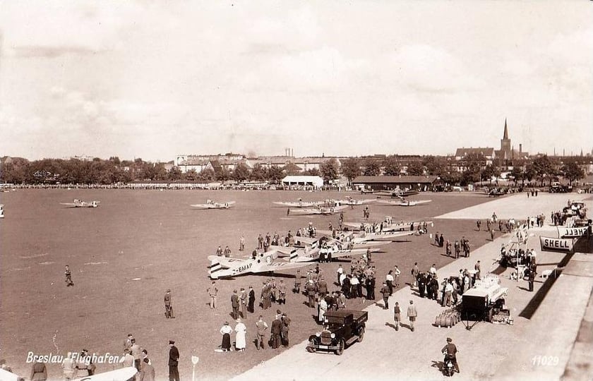 Lotnisko na Gądowie powstało na dawnym placu ćwiczeń garnizonu Breslau w 1910 r. Początkowo dzielili je między siebie wojskowi i sportowcy. Ruch pasażerski ruszył na lotnisku w 1921 r. Cztery lata p&oacute;źniej działały już codzienne rejsy, r&oacute;wnież międzynarodowe. Do dziś zachował się budynek lotniska i wieża kontroli lot&oacute;w, a na cały pojawiają się akcenty, jak na przykład plac zabaw przypominające o historii tego miejsca. W miejscu lotniska stoją dziś bloki mieszkalne.&nbsp;