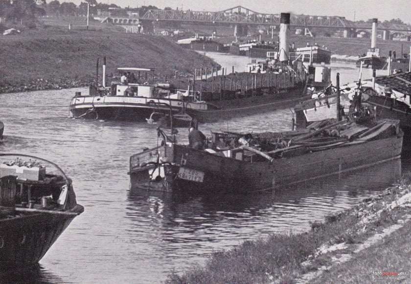 Znany dzisiaj z ogromnego osiedla mieszkaniowego Port Popowice nazwę wziął od istniejącego w tym miejscu portu rzecznego.&nbsp;
