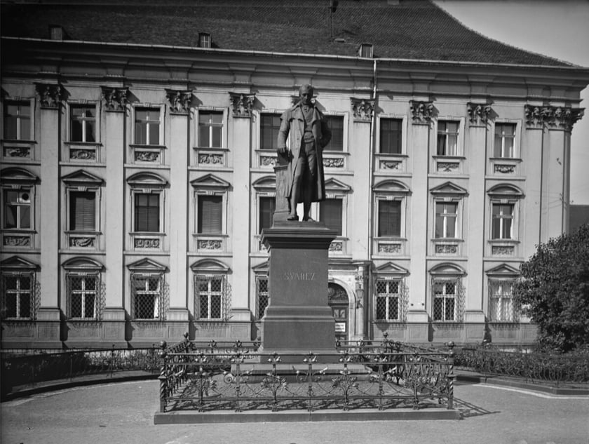 Pomnik Karla Gottlieba Svareza
Karl Gottlieb Svarez (1746-1798) - pochodzący z Dolnego Śląska prawnik i minister sprawiedliwości w pruskim rządzie. Kształtował przepisy prawa tak, by ograniczać wpływ monarchy na sądownictwo.&nbsp;
Jego pomnik przy placu Nankiera nie przetrwał II wojny światowej.