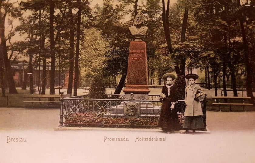 Pomnik Karla von Holteia
Karl Eduard von Holtei (1798-1880) - wrocławski poeta, pisarz, aktor i reżyser teatralny. Przyjaciel i tłumacz utwor&oacute;w Adama Mickiewicza.
W jego tw&oacute;rczości pojawiały się wątki inspirowane sprawami polskimi. Był autorem sztuk takich jak "Stary W&oacute;dz" (o Tadeuszu Kościuszce),&nbsp; "Stanisław" (o Stanisławie Auguście Poniatowskim) czy "Ostatni Polak". W powojennym Wrocławiu żadna z nich nie została przełożona na język polski ani wystawiona w teatrze.&nbsp;
Popiersie Holteia stało na Wzg&oacute;rzu Polskim, gdzie uwielbiał przesiadywać na ławce. Nie przetrwało II wojny światowej.