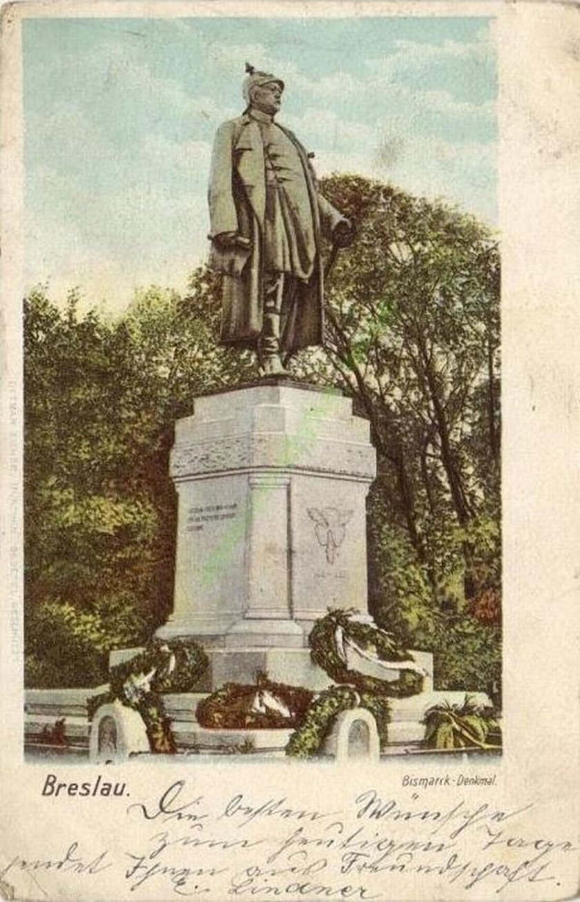 Pomnik Bismarcka
Otto von Bismarck (1815-1898) - premier Prus i kanclerz Cesarstwa Niemieckiego. Uważany za jednego z najbardziej wpływowych polityk&oacute;w XIX wieku. Doprowadził do zjednoczenia Niemiec. Odpowiedzialny za prześladowania mniejszości narodowych, wybujały nacjonalizm i agresywną politykę międzynarodową. Wprowadził uważany za pierwszy na świecie program ubezpieczeń społecznych.&nbsp;&nbsp;
Jego pomnik odsłonięto w 1900 roku przy dzisiejszym placu Jana Pawła II. W 1905 roku rozbudowany o fontannę z alegorią walki i zwycięstwa. Fontannę i młodzieńc&oacute;w z lwami pozostawiono, Bismarck runął z cokołu zaraz po wojnie.&nbsp;