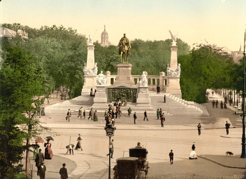 Pomnik cesarza Wilhelma I
Wilhem I (1797-1888) - kr&oacute;l Prus od 1861, władca kt&oacute;ry zjednoczył Niemcy. Od 1871 roku cesarz Niemiec. Zanim został kr&oacute;lem, zasłynął m.in. ze spacyfikowania powstania Wiosny Lud&oacute;w w Badenii. W 1863 roku zawarł porozumienie z Rosją o wsp&oacute;lnej pacyfikacji Powstania Styczniowego.&nbsp;
Jego pomnik przy ulicy Świdnickiej obalono 21.10.1945. Obecnie stoi tam (od 2007) pomnik Bolesława Chrobrego.&nbsp;