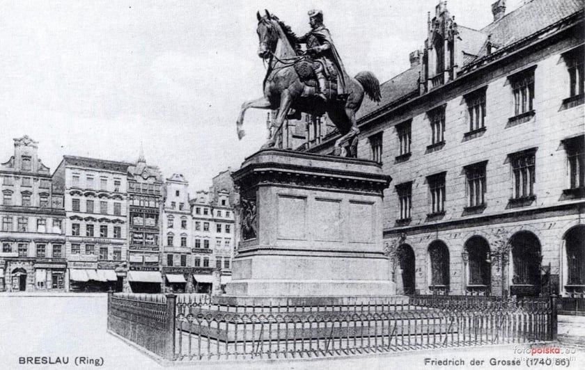 Pomnik Fryderyka Wielkiego&nbsp;
Friedrich II von Hochenzollern (1712-1786) - kr&oacute;l Prus. Zdobywca Śląska. Gł&oacute;wny inicjator drugiego rozbioru Rzeczpospolitej, w wyniku kt&oacute;rego Prusy zagarnęły Warmię i Prusy Kr&oacute;lewskie.
Pomnik został w 1944 roku ukryty przez Niemc&oacute;w w Lesie Osobowickim. Odnaleziony w 1947, sprzedany do odlewni dzwon&oacute;w i przetopiony. Odpowiedzialne za to osoby usłyszały wyroki 2 lat więzienia.&nbsp;&nbsp;