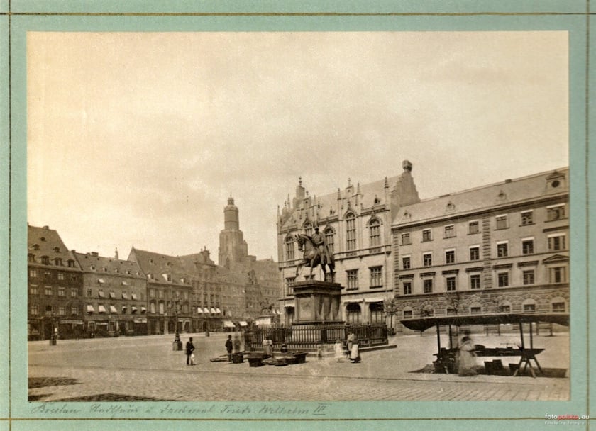 Pomnik Fryderyka Wilhelma III
Fryderyk Wilhelm III (1770-1840) - kr&oacute;l Prus, autor reformy likwidującej majątki klasztorne. W 1813 roku we Wrocławiu ustanowił odznaczenie Krzyża Żelaznego i wygłosił odezwę "An mein Volk" wzywającą do walki przeciwko Napoleonowi. Wbrew obietnicom z 1813 nie nadał krajowi konstytucji.&nbsp;
Z jego rozkazu insygnia koronacyjne kr&oacute;l&oacute;w polskich skradzione na Wawelu, przetopiono na monety.&nbsp;
Pomnik usunięto tuż po wojnie. Od 1956 roku w tym miejscu stoi pomnik Aleksandra Fredry.&nbsp;