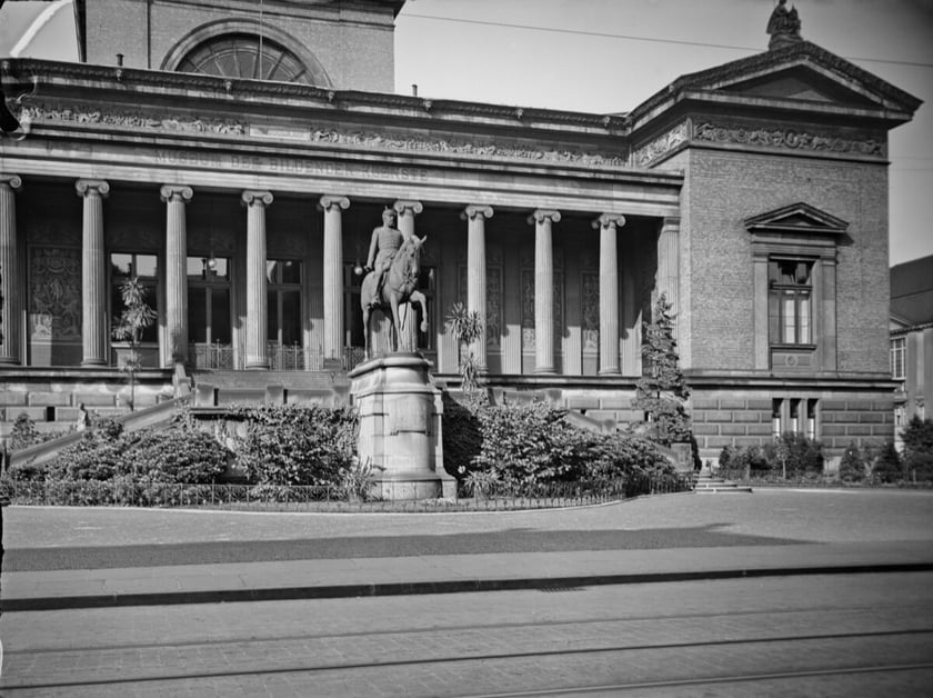 Pomnik Fryderyka III
Fryderyk III Hochenzollern (1831-1888) - cesarz niemiecki i kr&oacute;l Prus. Uważany za liberała. Panował tylko 99 dni, zmarł w wyniku powikłań pooperacyjnych.&nbsp;
Jego pomnik na placu Muzealnym usunięto w 1945 roku.&nbsp;