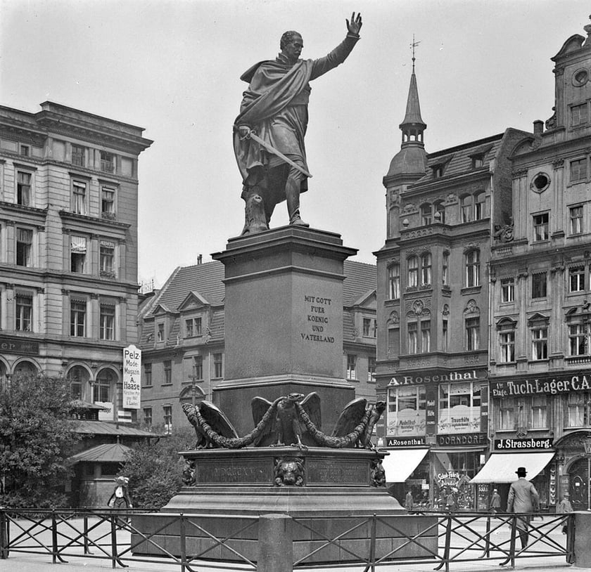 Pomnik&nbsp;Bl&uuml;chera
Gebhard Leberecht von Bl&uuml;cher (1742-1819) - dow&oacute;dca armii pruskiej w bitwach pod Waterloo, Kaczawą, Lipskiem, Budziszynem, L&uuml;tzen, Brienne-le-Ch&acirc;teau, Craonne, Laon. Jeden z najważniejszych pruskich dow&oacute;dc&oacute;w okresu wojen napoleońskich.
Pomnik zlikwidowano w 1945.