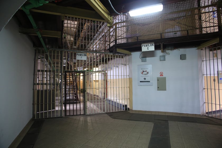 Zdjęcia ze środka Zakładu Karnego nr 1 przy ul. Kleczkowskiej we Wrocławiu