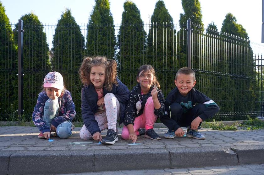 Akcji Street for Kids&nbsp;przed Szkołą Podstawową 34 przy ul. Gałczyńskiego. Dzieci malowały jezdnię, jeździły na rowerach, skakały na skakance i przez hula-hoop&nbsp;