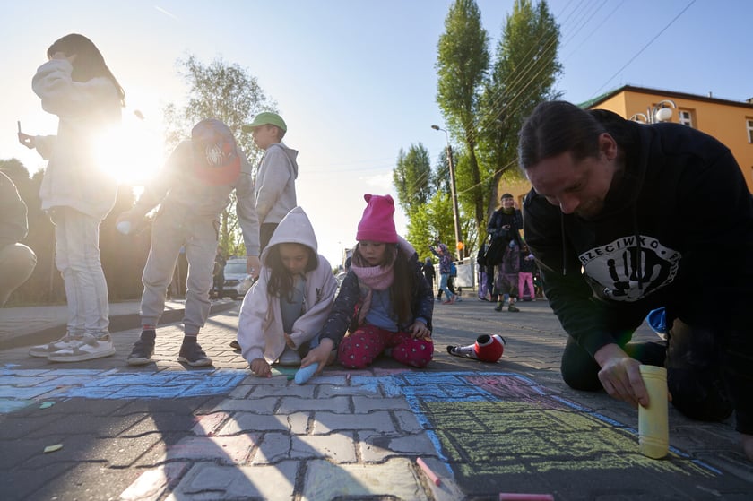 Akcji Street for Kids&nbsp;przed Szkołą Podstawową 34 przy ul. Gałczyńskiego. Dzieci malowały jezdnię, jeździły na rowerach, skakały na skakance i przez hula-hoop&nbsp;