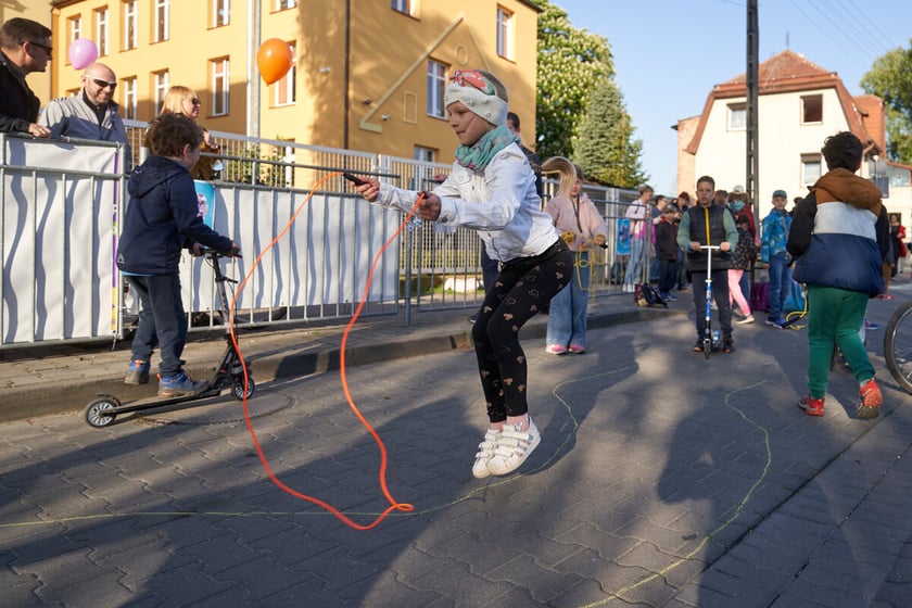 Akcji Street for Kids&nbsp;przed Szkołą Podstawową 34 przy ul. Gałczyńskiego. Dzieci malowały jezdnię, jeździły na rowerach, skakały na skakance i przez hula-hoop&nbsp;