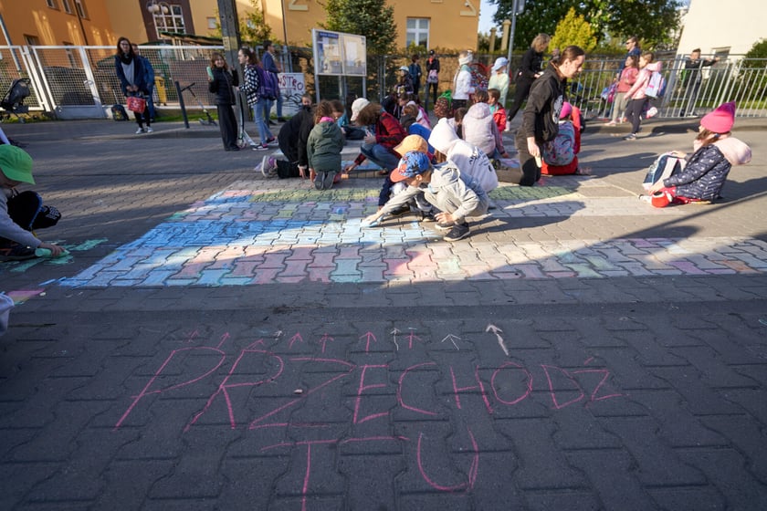 Akcji Street for Kids&nbsp;przed Szkołą Podstawową 34 przy ul. Gałczyńskiego. Dzieci malowały jezdnię, jeździły na rowerach, skakały na skakance i przez hula-hoop&nbsp;
