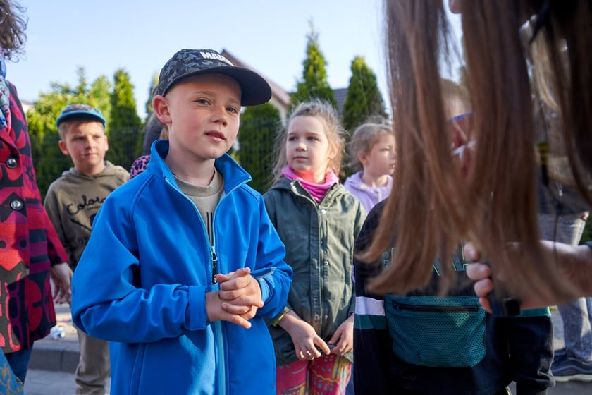 Akcji Street for Kids&nbsp;przed Szkołą Podstawową 34 przy ul. Gałczyńskiego. Dzieci malowały jezdnię, jeździły na rowerach, skakały na skakance i przez hula-hoop&nbsp;