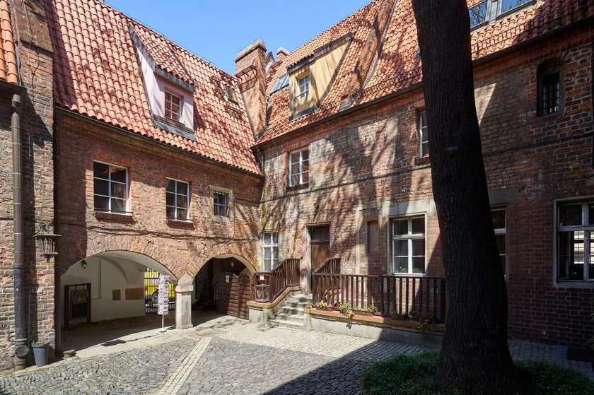 Więzienna 6