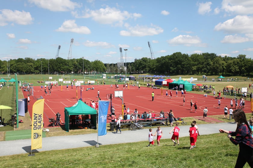 Stadion Olimpijski podczas Festynu Sportowo-Rekreacyjnego &bdquo;Przewietrz się na Olimpijskim z AWF Wrocław&rdquo;. W oddali widać ludzi. Zdjęcia z festynu z 2019 r.