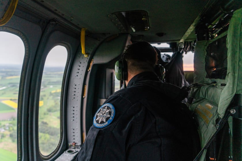 Serce, które przeszczepiono 66-letniemu pacjentowi, dotarło do Wrocławia śmigłowcem Black Hawk. Na zdjęciu karetka i śmigłowiec.