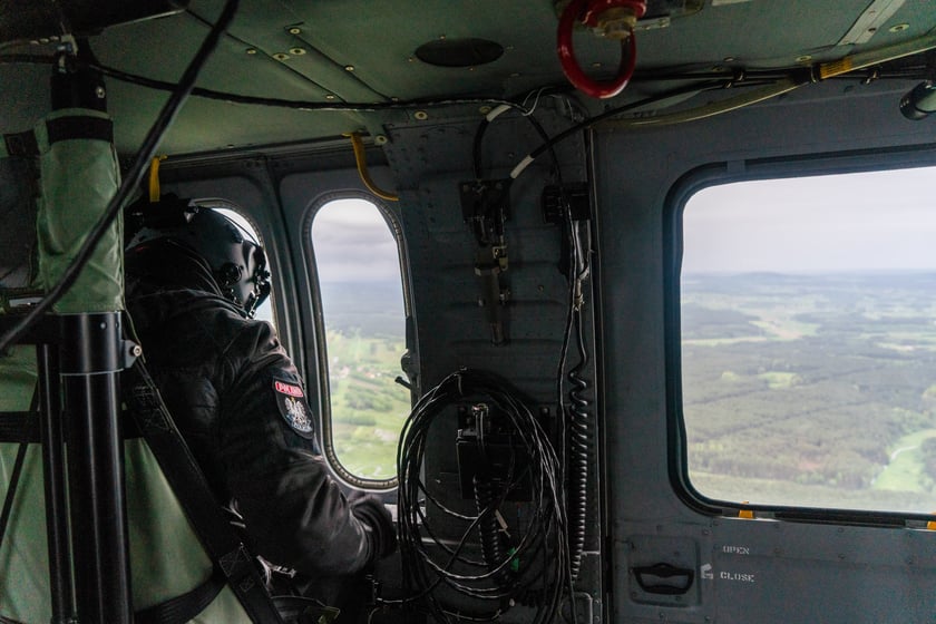 Serce, które przeszczepiono 66-letniemu pacjentowi, dotarło do Wrocławia śmigłowcem Black Hawk. Na zdjęciu karetka i śmigłowiec.