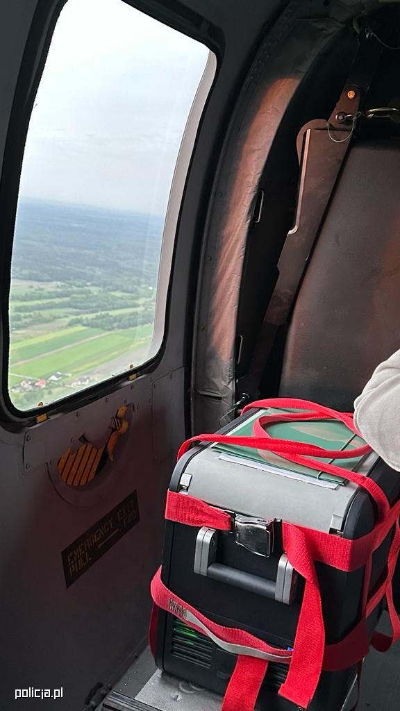Serce, które przeszczepiono 66-letniemu pacjentowi, dotarło do Wrocławia śmigłowcem Black Hawk. Na zdjęciu karetka i śmigłowiec.