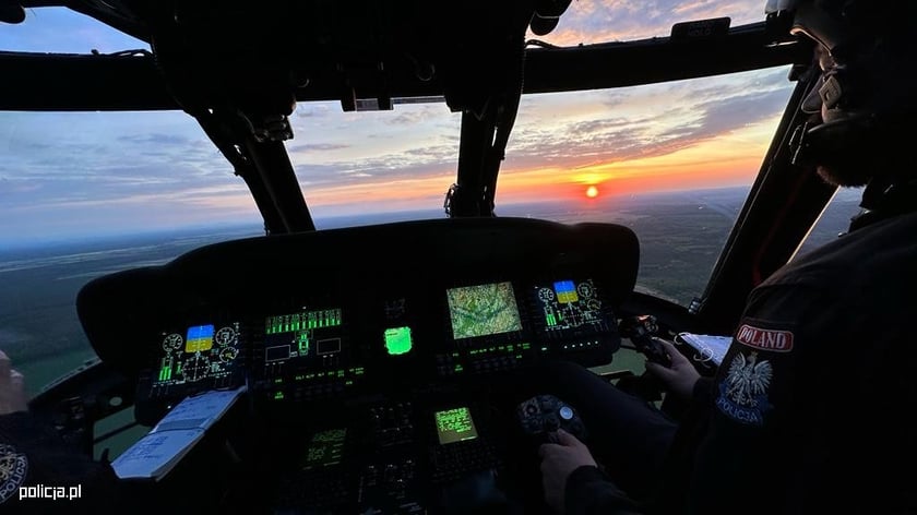 Serce, które przeszczepiono 66-letniemu pacjentowi, dotarło do Wrocławia śmigłowcem Black Hawk. Na zdjęciu karetka i śmigłowiec.