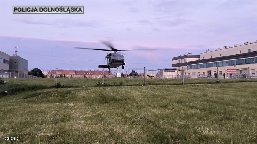 Serce, które przeszczepiono 66-letniemu pacjentowi, dotarło do Wrocławia śmigłowcem Black Hawk. Na zdjęciu karetka i śmigłowiec.