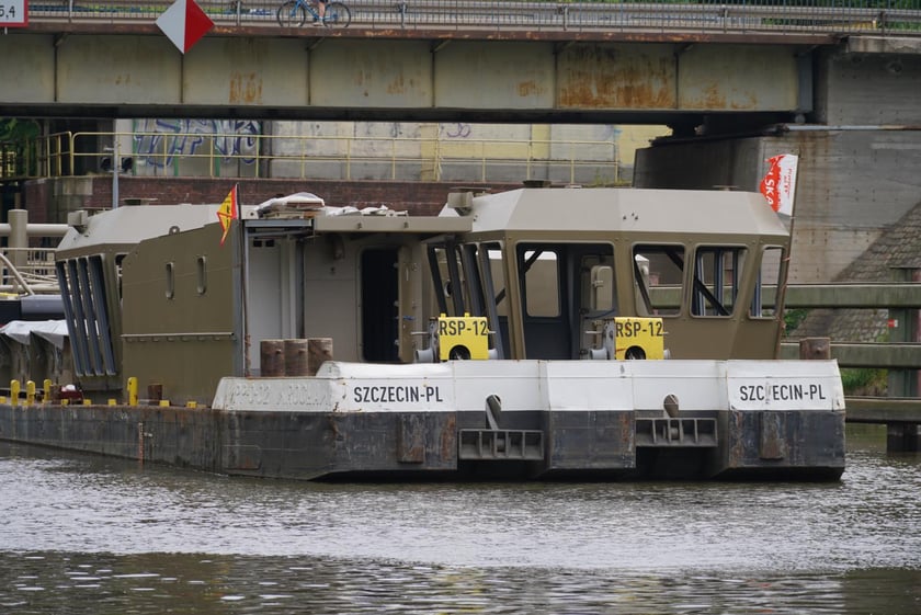 Transport elementów kadłubów statków Odrą przez Wrocław