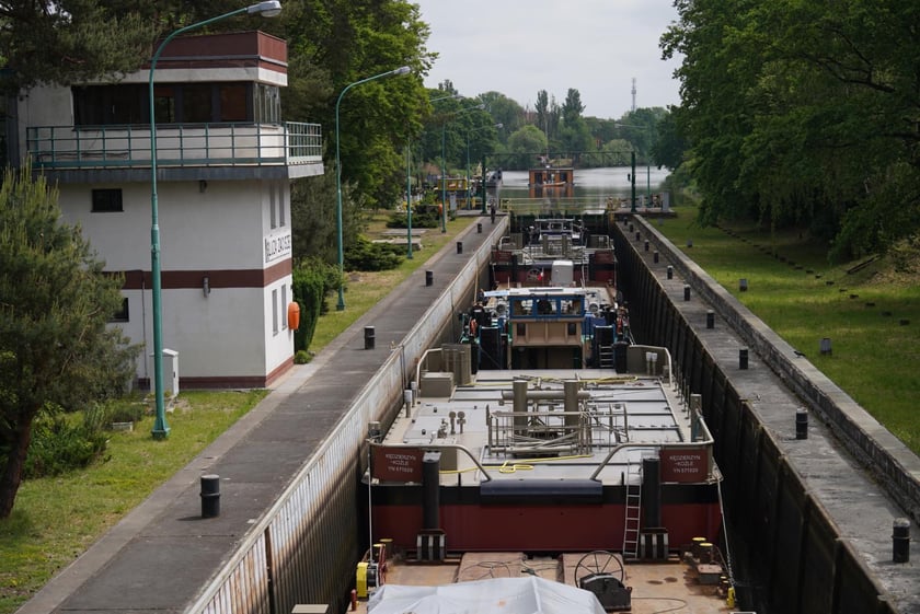 Transport elementów kadłubów statków Odrą przez Wrocław