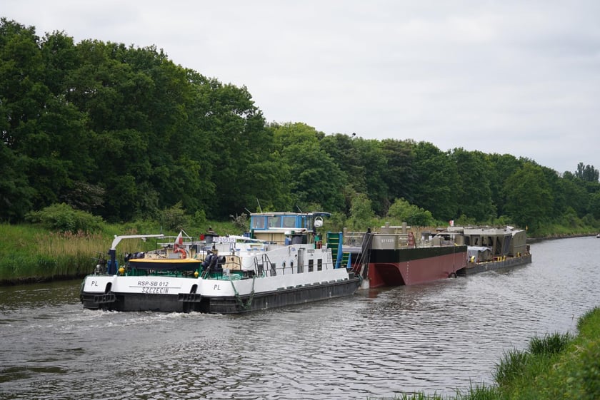 Transport elementów kadłubów statków Odrą przez Wrocław
