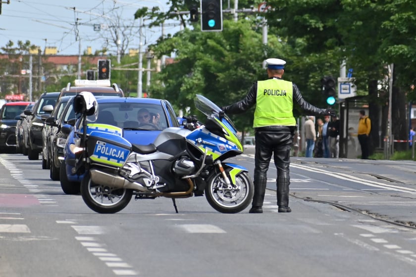 Około godziny 10:30 policja wstrzymała ruch i pilnowała, aby nikt nie wjeżdżał ani nie wchodził w region zagrożenia. Ruch został wznowiony około godziny 13:30.
