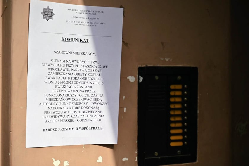 Mieszkańców o ewakuacji informowały m.in. komunikaty porozwieszane przy bramach.